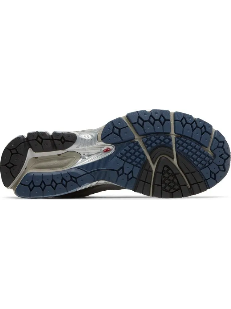 Кроссовки New Balance 2002R — изображение 4 из 8, серый
