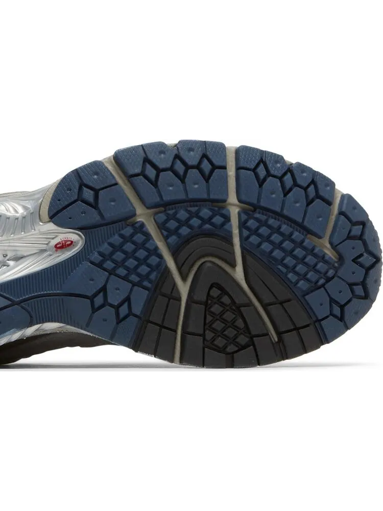 Кроссовки New Balance 2002R — изображение 5 из 8, серый