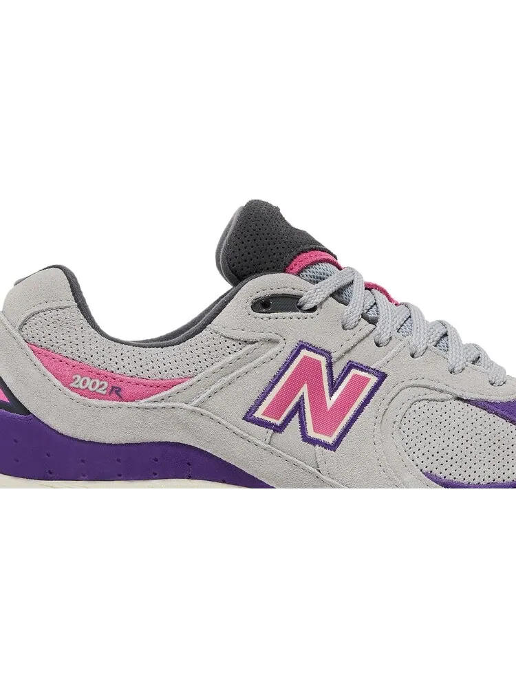 Кроссовки New Balance 2002R 'Rain Cloud Prism Purple' — изображение 2 из 8, серый