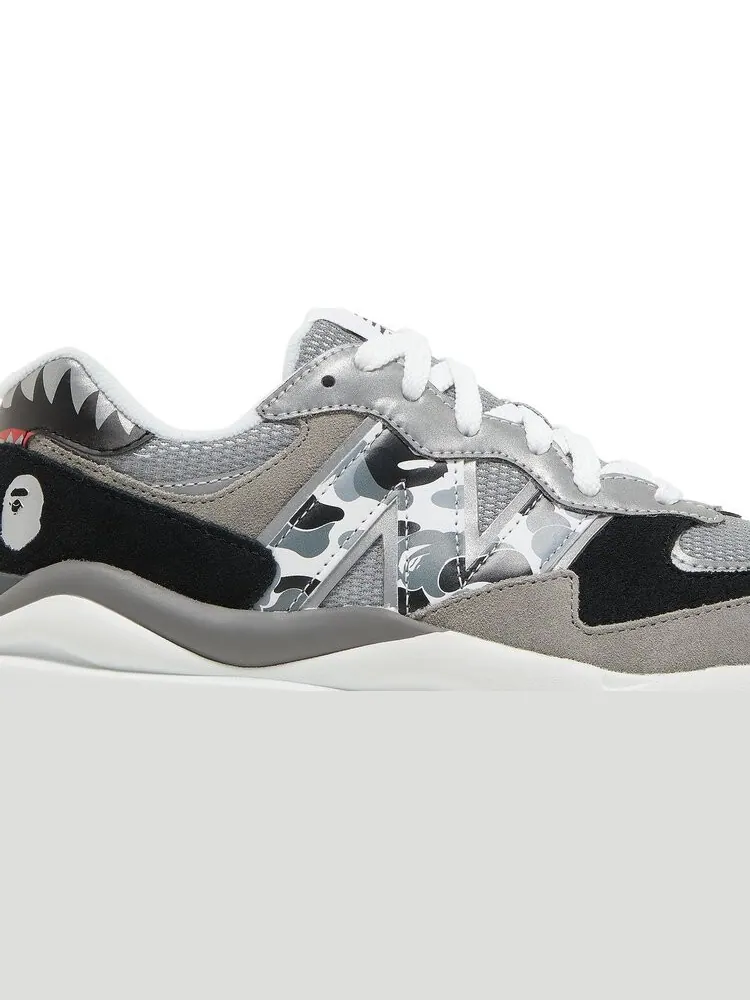 Кроссовки New Balance BAPE x 57/40 'Grey' — изображение 2 из 8, серый