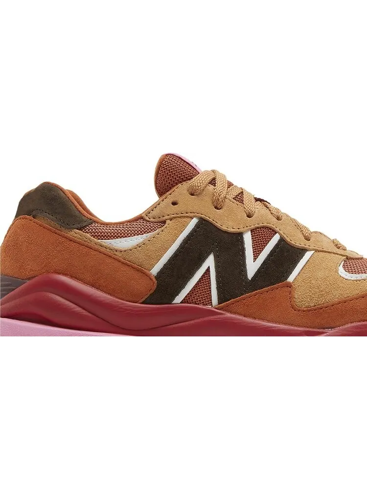 Кроссовки New Balance 57/40 'Brown Pink Red' — изображение 2 из 8, коричневый