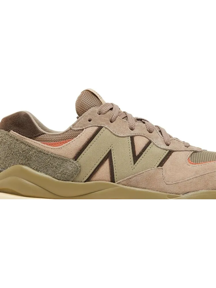 Кроссовки New Balance 57/40 'Mushroom Sweet Caramel' — изображение 2 из 8, коричневый
