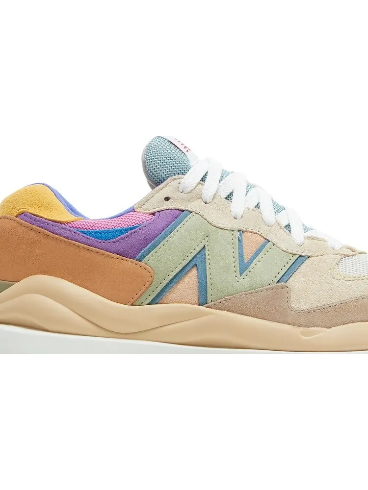 Кроссовки New Balance 57/40 'Calm Taupe Vibrant Apricot' — изображение 2 из 8, серый