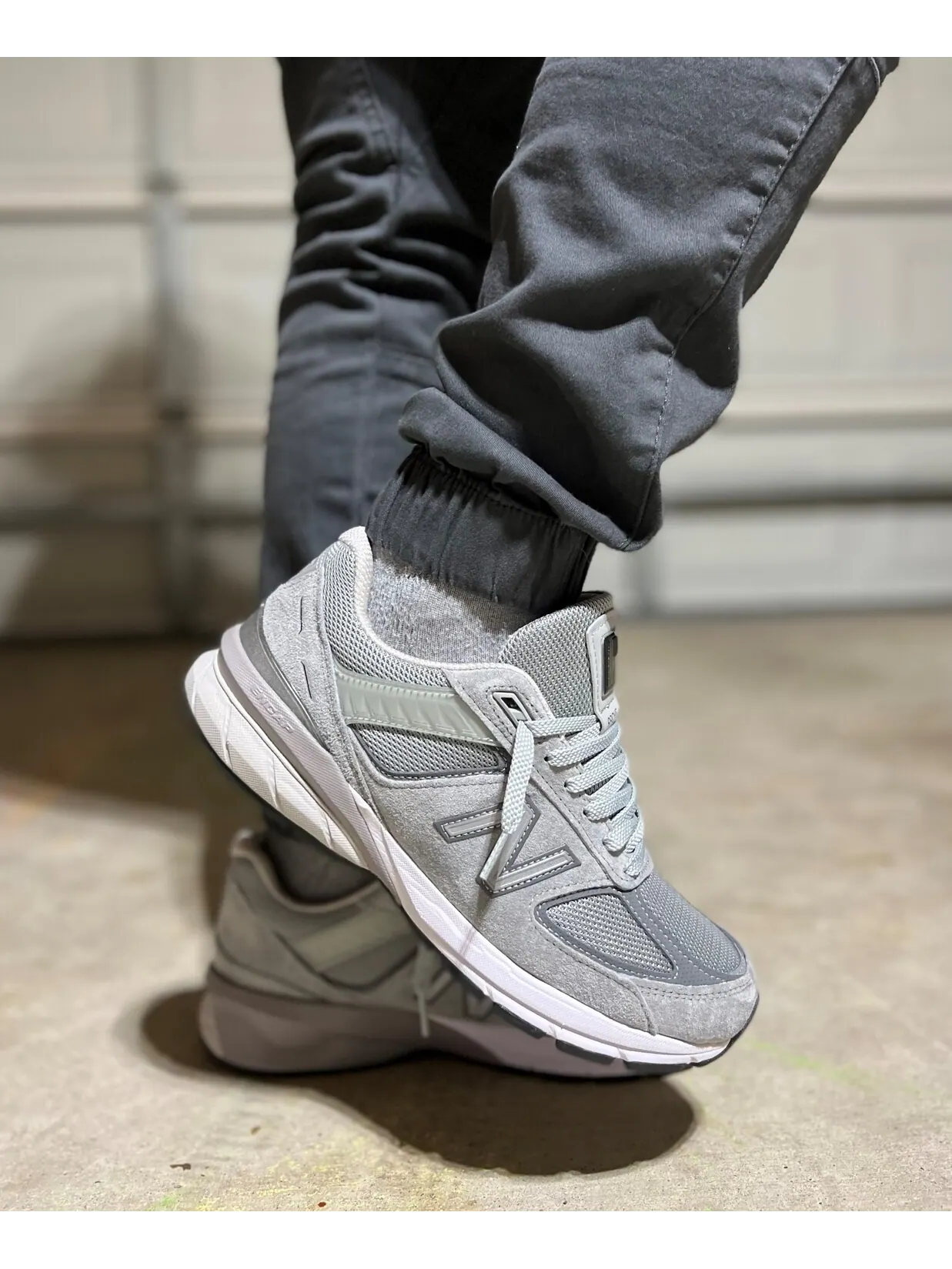 Кроссовки New Balance 990v5 серые — изображение 2 из 10, серый