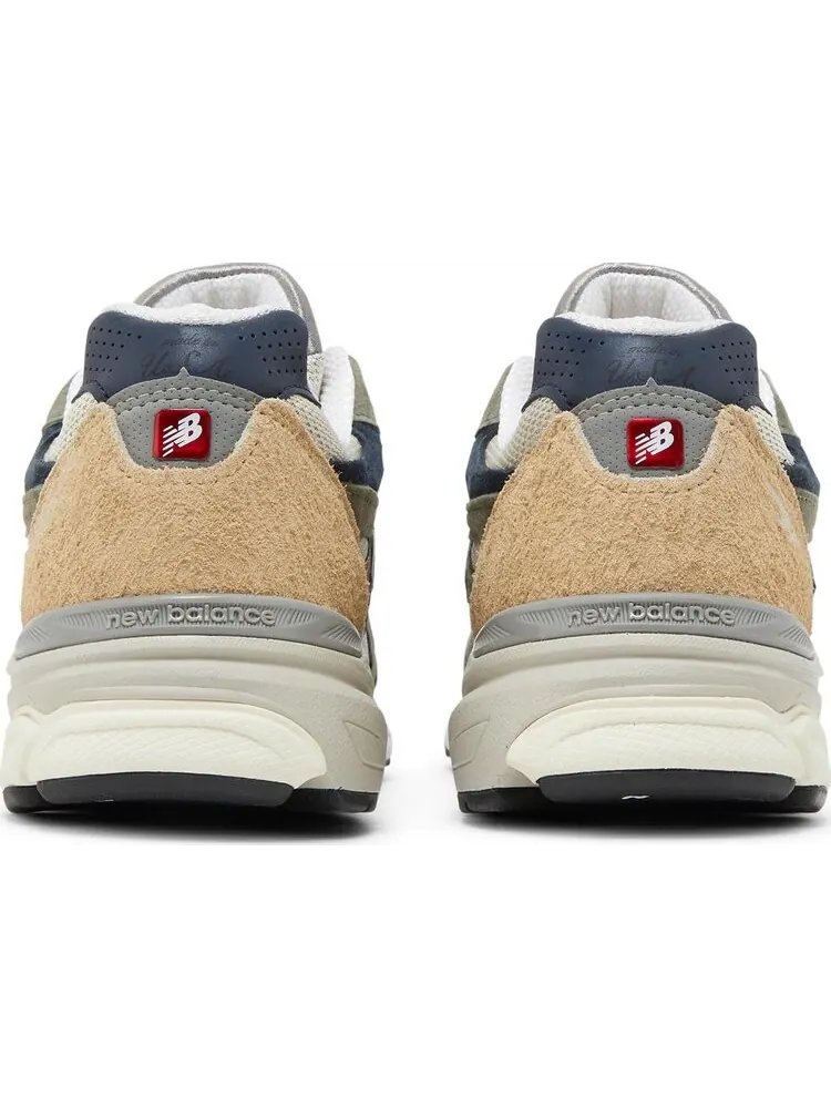 Кроссовки New Balance Teddy Santis x 990v3 Made in USA 'Olive' — изображение 6 из 8, серый