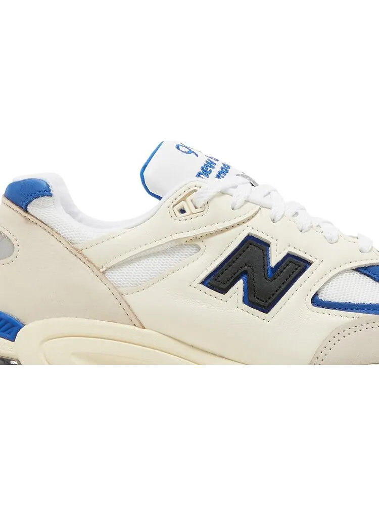 Кроссовки New Balance Teddy Santis x 990v2 Made in USA 'White Blue' — изображение 2 из 8, белый