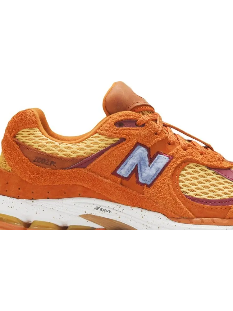 Кроссовки New Balance Salehe Bembury x 2002R 'Peace Be The Journey' — изображение 2 из 8, оранжевый