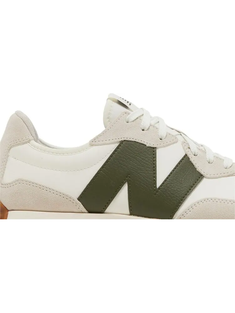 Кроссовки New Balance 327 'Oatmeal Oak Green' — изображение 2 из 8, бежевый