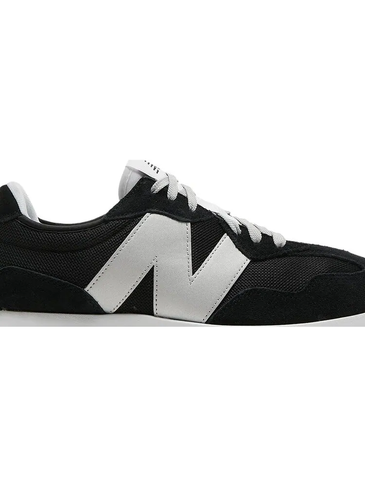 Кроссовки New Balance 327 'Black Metallic Silver' — изображение 2 из 8, черный