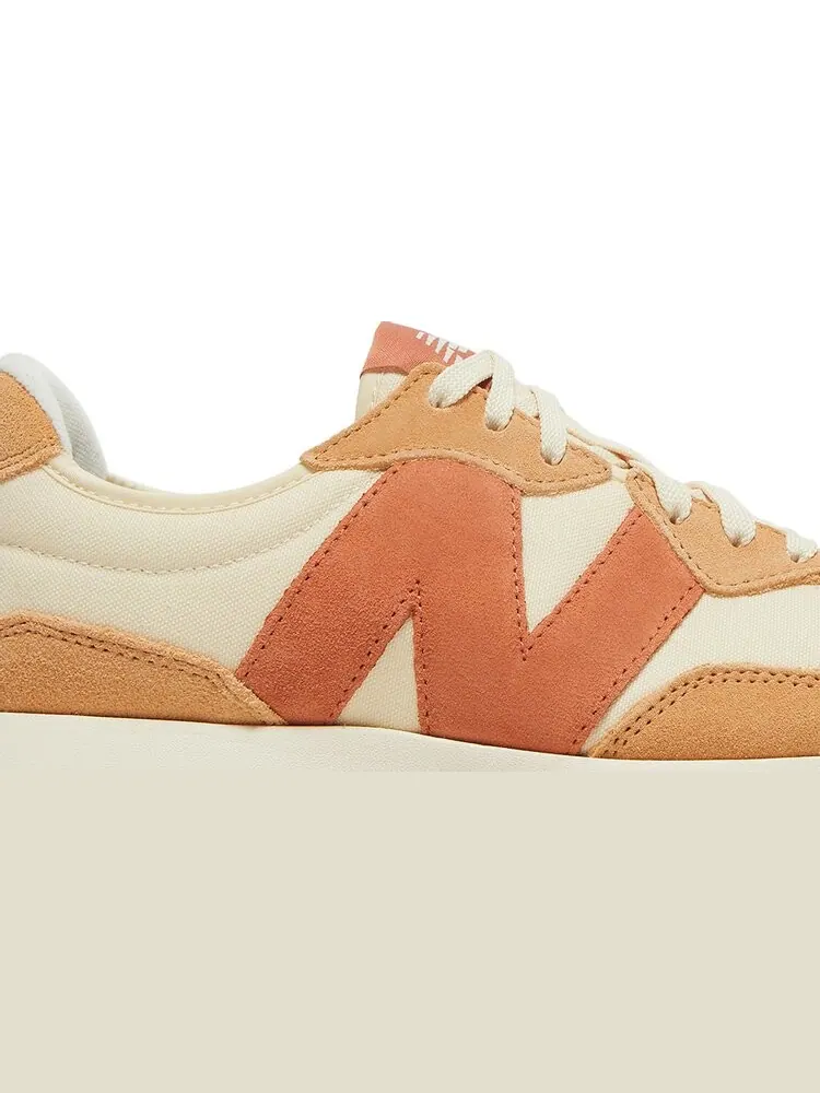 Кроссовки New Balance 327 'Macadamia Nut' — изображение 2 из 8, коричневый