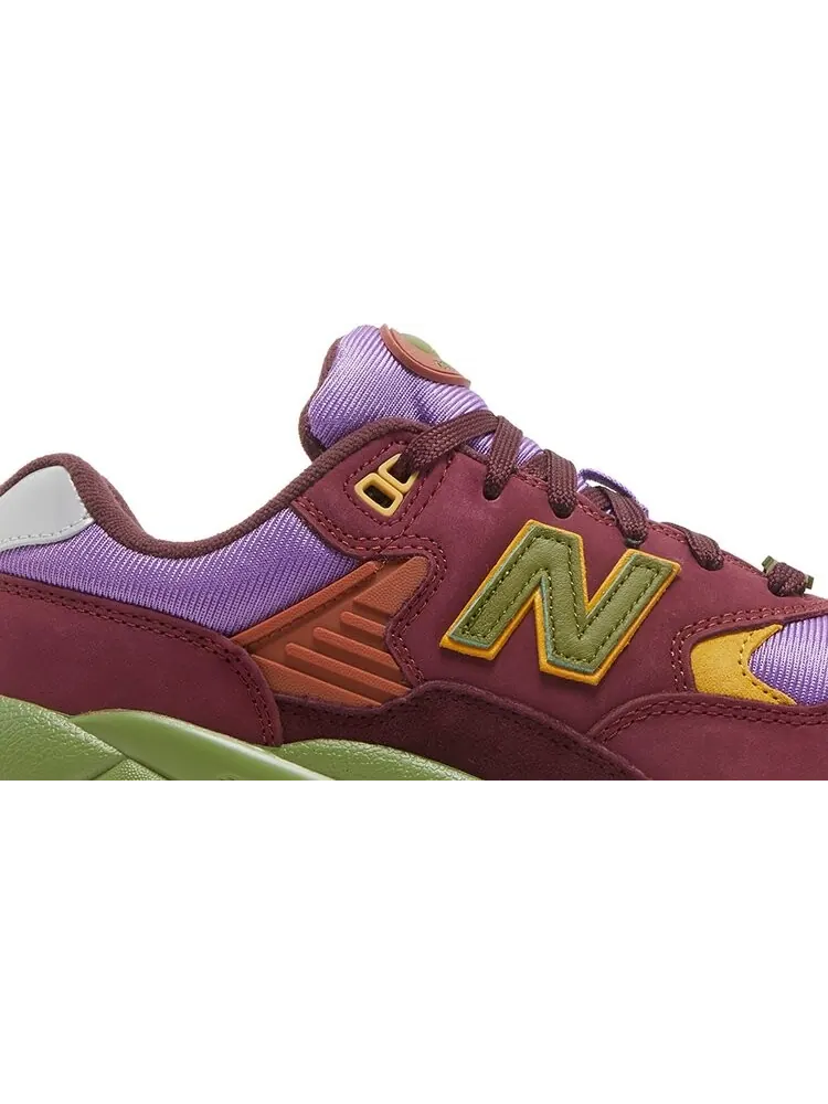 Кроссовки New Balance Stray Rats x 580 'Tribute to 2007 - Burgundy' — изображение 2 из 8, красный