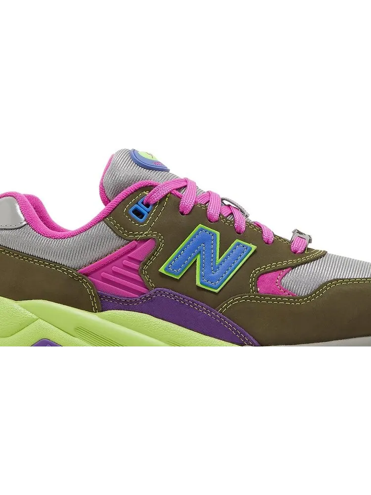 Кроссовки New Balance Stray Rats x 580 'Tribute to 2007 - Dark Moss' — изображение 2 из 8, зеленый
