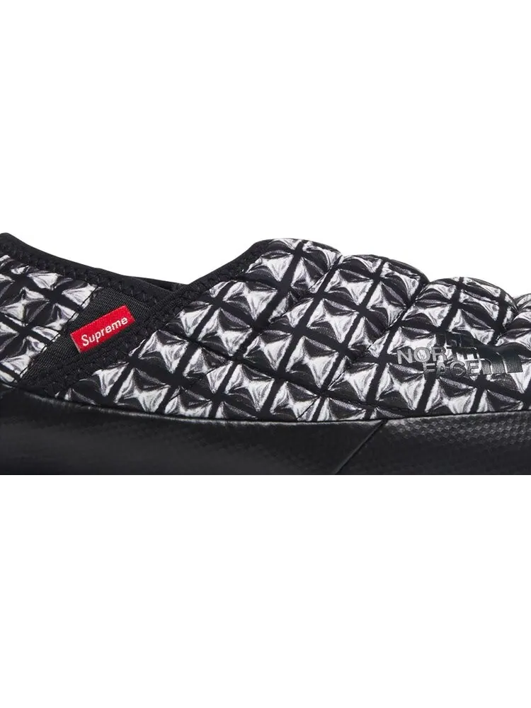 Кроссовки Supreme x Traction Mule Black Studded Print — изображение 2 из 8, черный