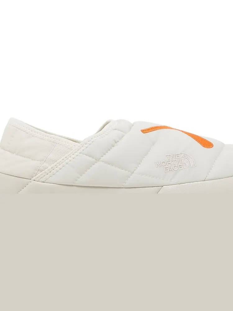 Кроссовки KAWS x ThermoBall Traction Mule VS Moonlight Ivory Orange — изображение 2 из 8, белый