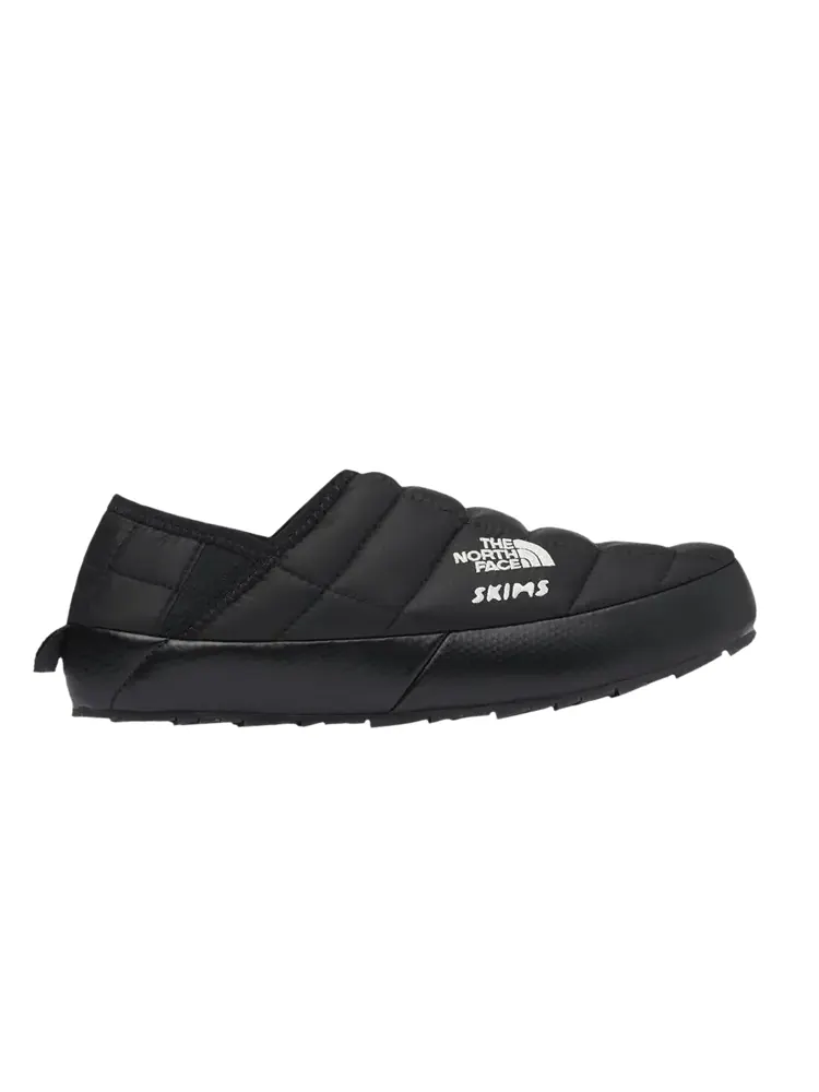 Мюли The North Face SKIMS x Wmns Thermoball Traction Mule 5 Onyx — изображение 1 из 1, черный