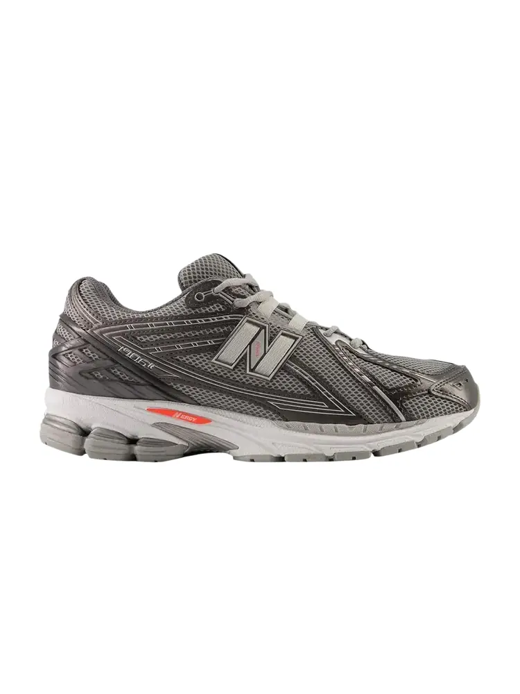 Кроссовки New Balance 1906R 'Black Metallic Urgent Red Slate' — изображение 1 из 1, серый