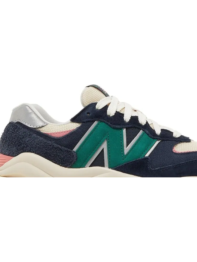 Кроссовки New Balance 57/40 'Lunar New Year - Eclipse' — изображение 2 из 8, синий