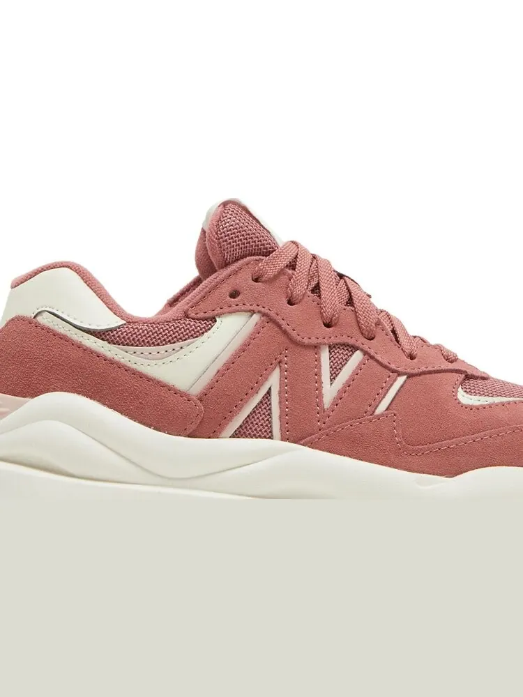 Кроссовки New Balance Wmns 57/40 'Henna Oyster Pink' — изображение 2 из 8, розовый
