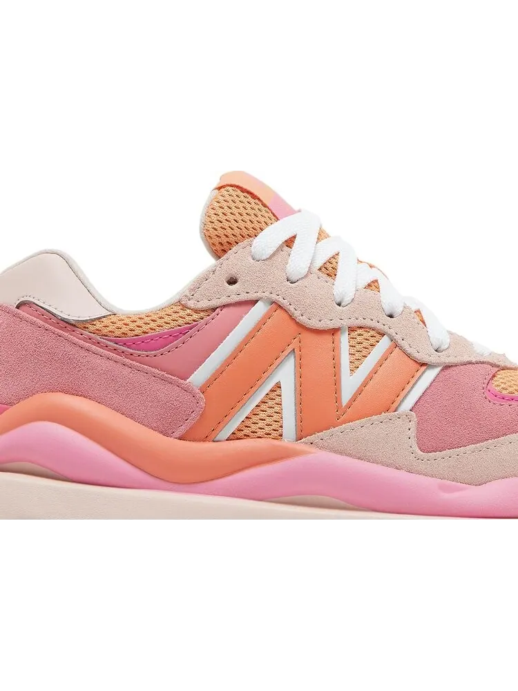 Кроссовки New Balance Wmns 57/40 'Valentine's Day' — изображение 2 из 8, розовый