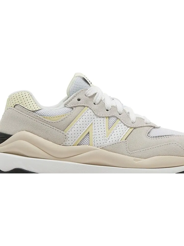 Кроссовки New Balance Wmns 57/40 'Gold Aspen' — изображение 2 из 8, бежевый