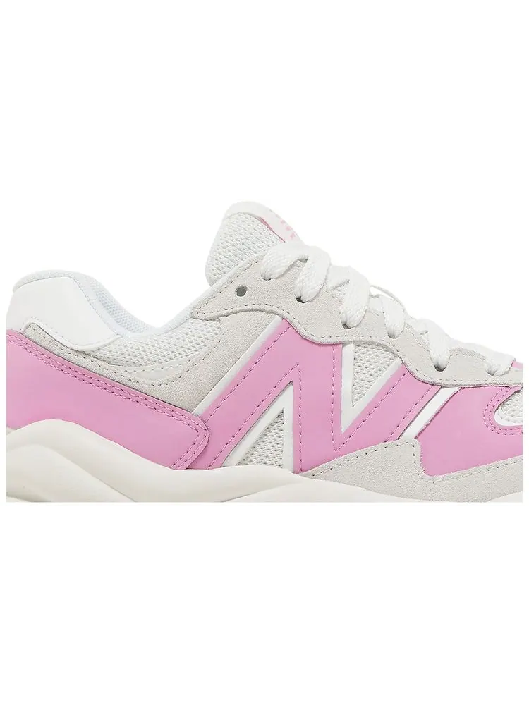 Кроссовки New Balance Wmns 57/40 'Barbie' — изображение 2 из 8, розовый