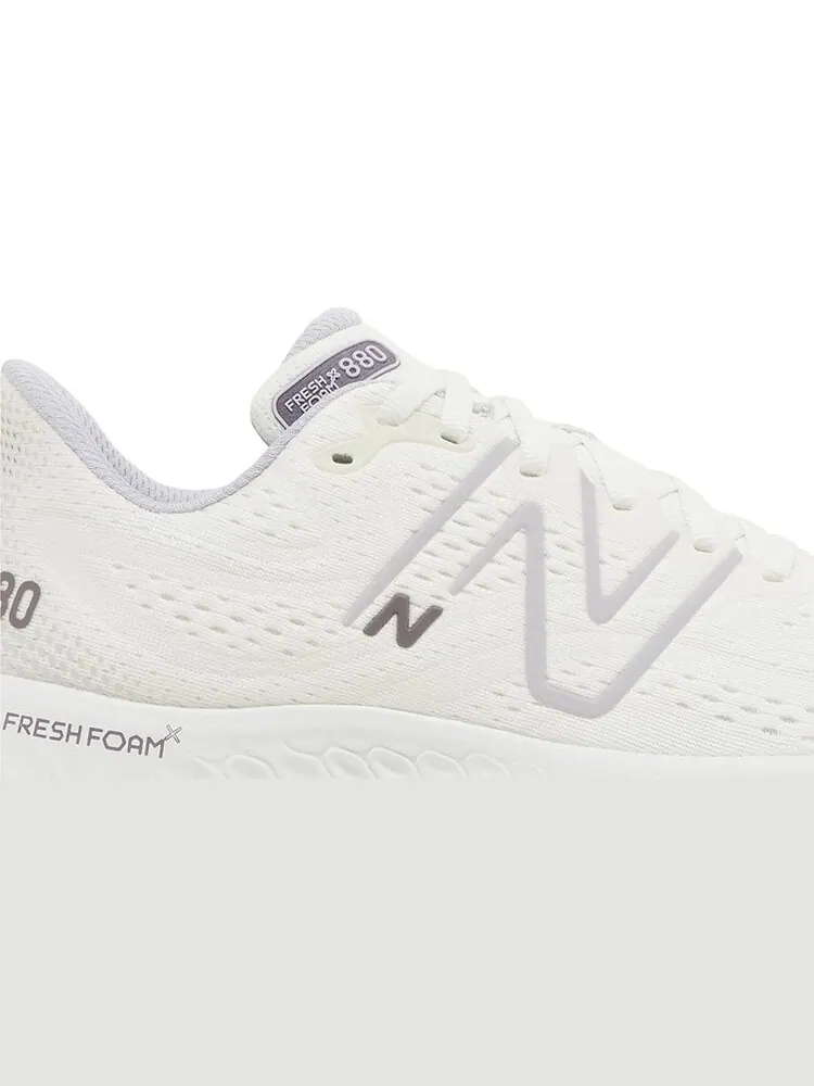 Кроссовки Wmns Fresh Foam X 880v13 'Sea Salt Grey Violet' — изображение 2 из 4, белый
