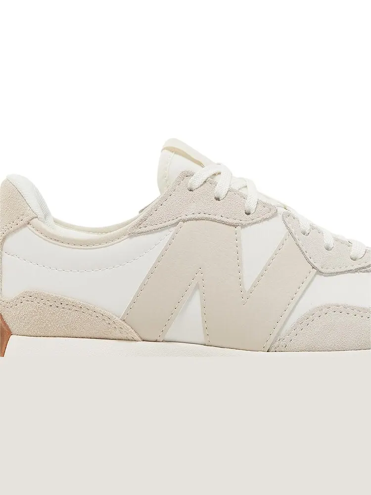 Кроссовки Wmns 327 'Moonbeam Timberwolf' — изображение 2 из 4, бежевый