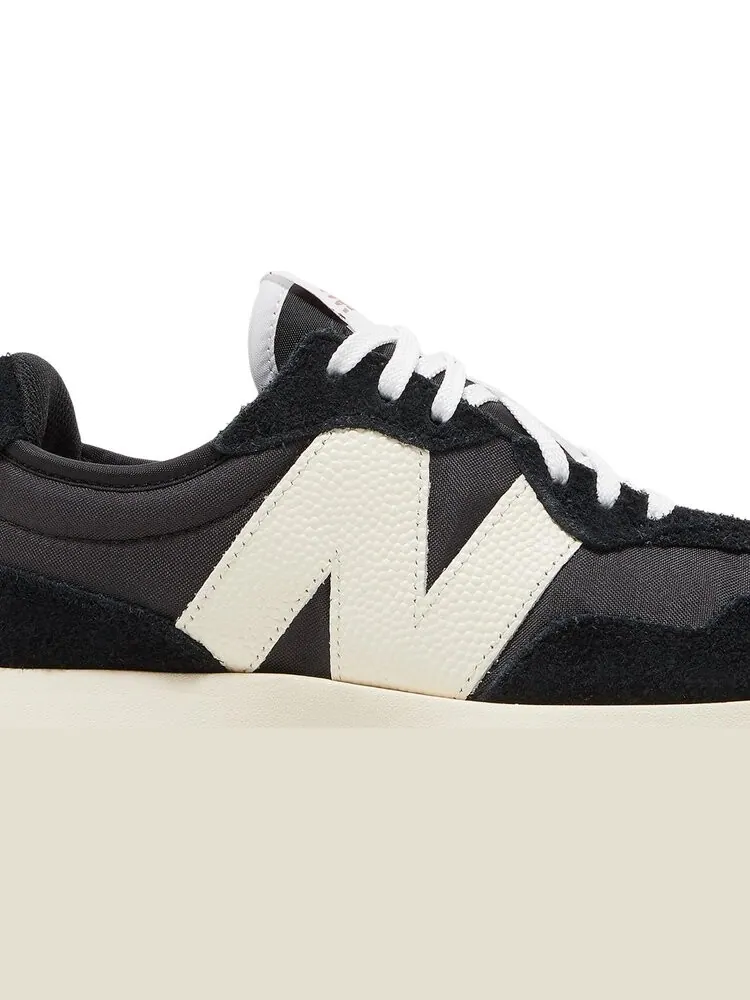 Кроссовки New Balance Wmns 327 'Black White Gum' — изображение 2 из 8, черный