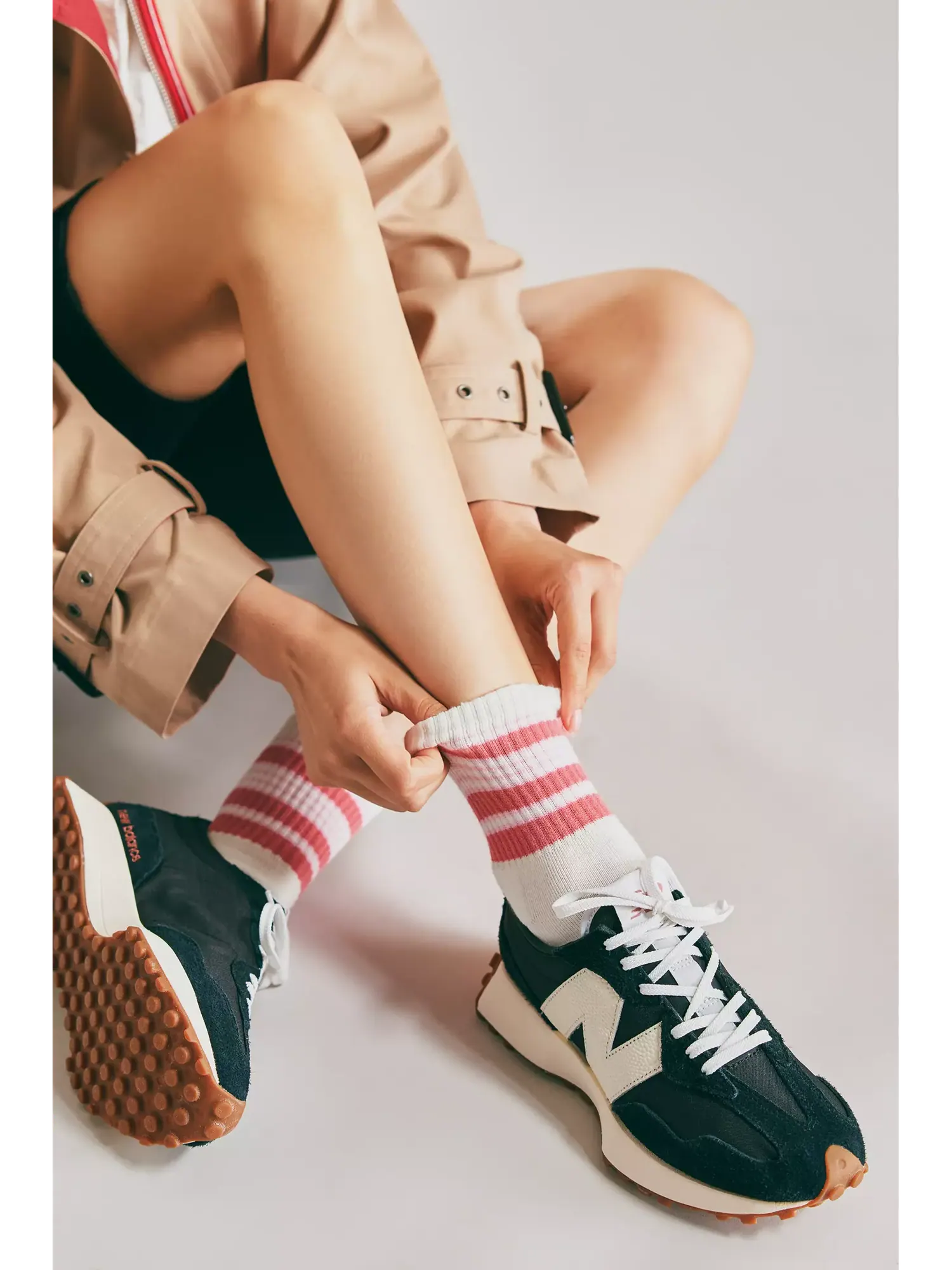 Кроссовки New Balance 327 WS327KC — изображение 2 из 10, черный