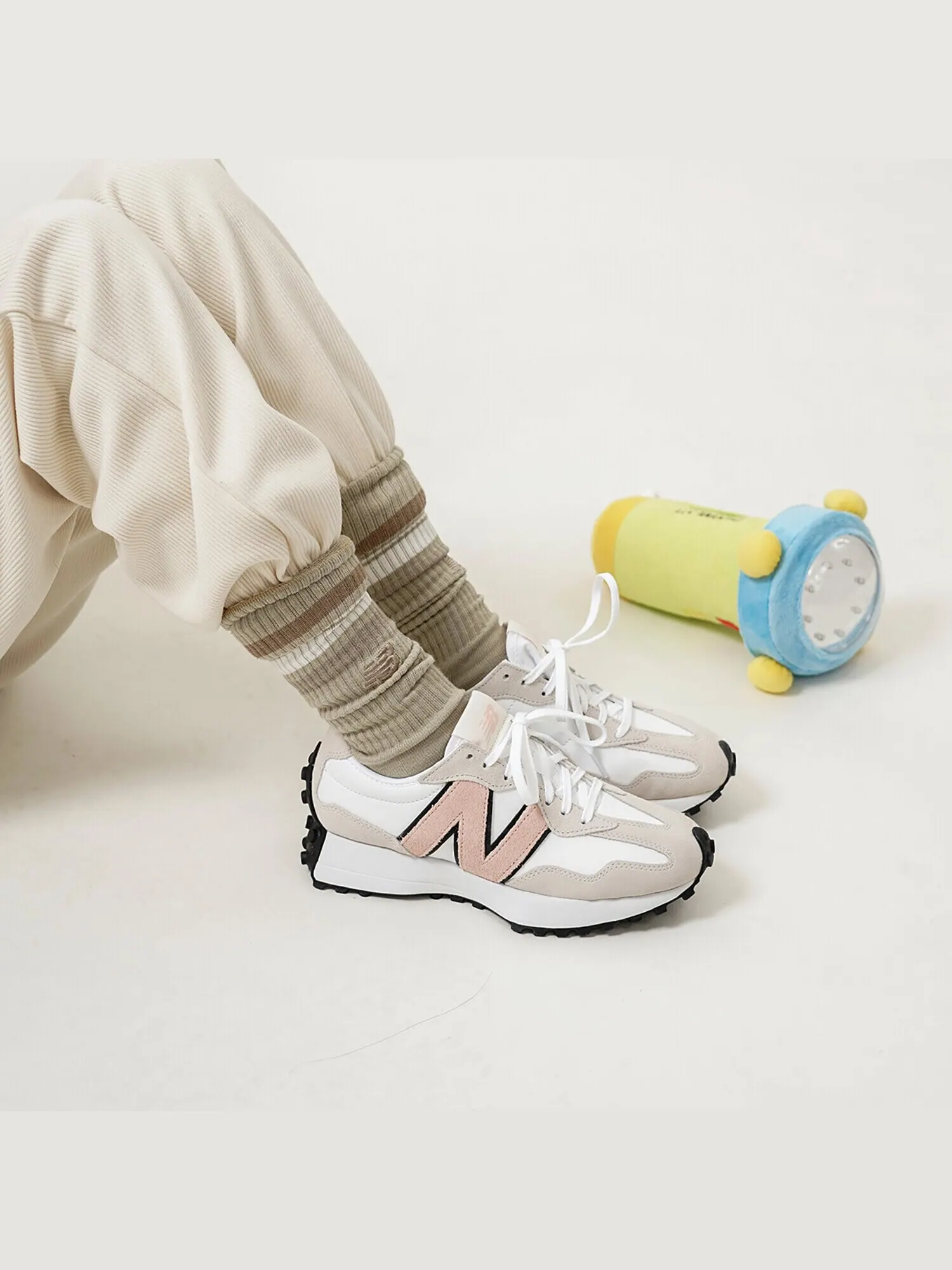 Кроссовки New Balance 327 женские — изображение 3 из 8, розовый