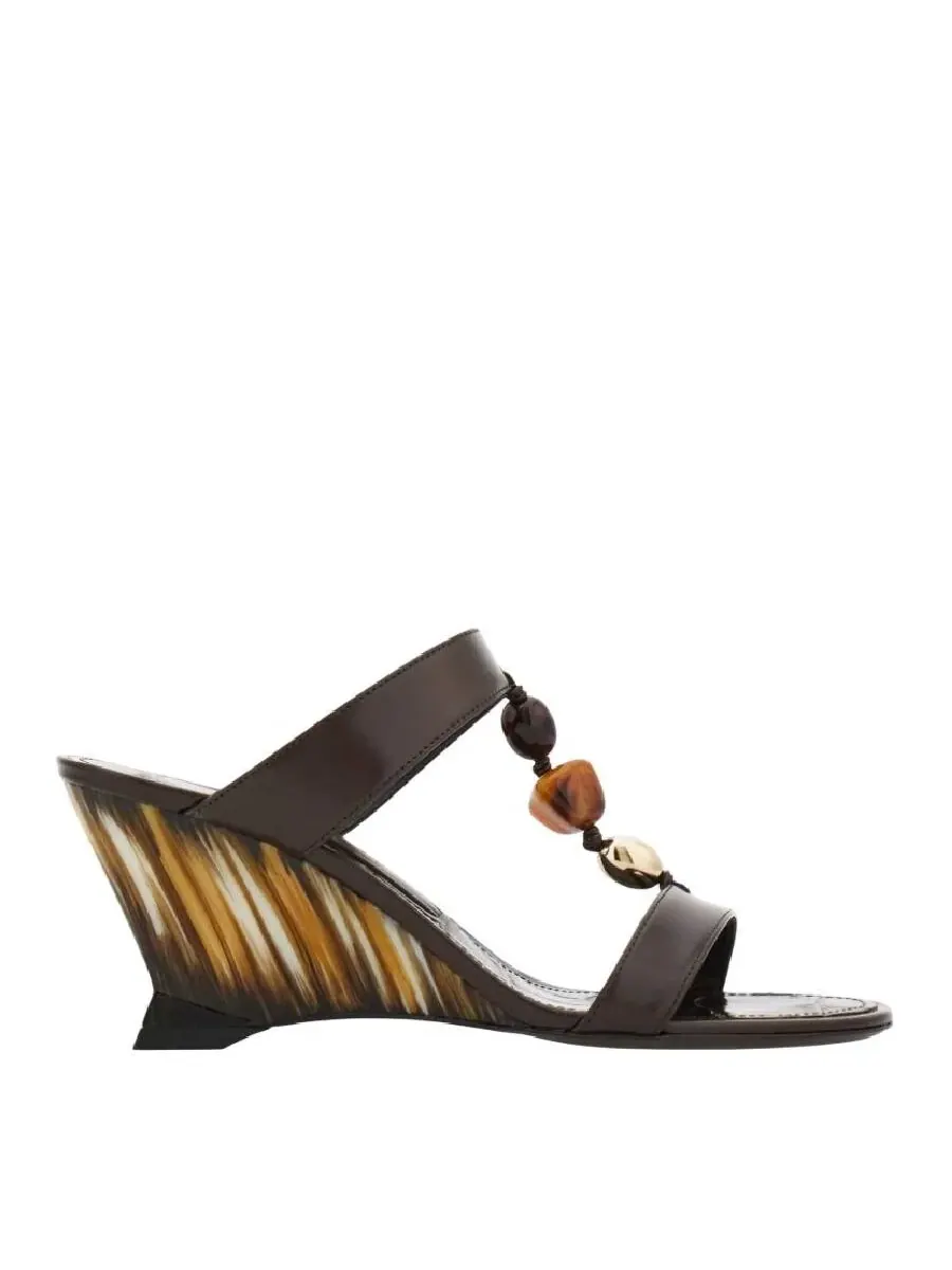 Сандалии на танкетке Ferragamo с бисерным ремешком — коричневый