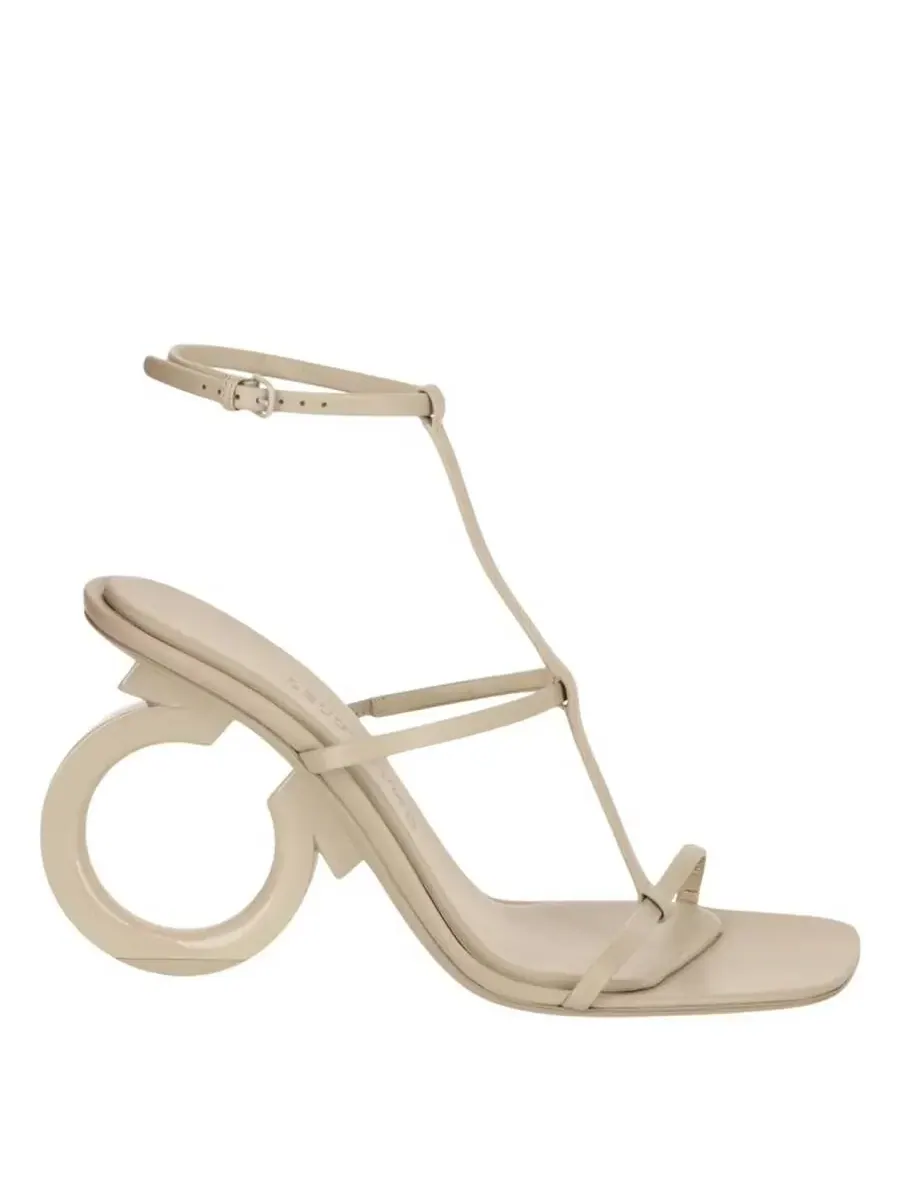 Босоножки Ferragamo Elina T-Strap с пряжкой Gancini — изображение 1 из 3, кость