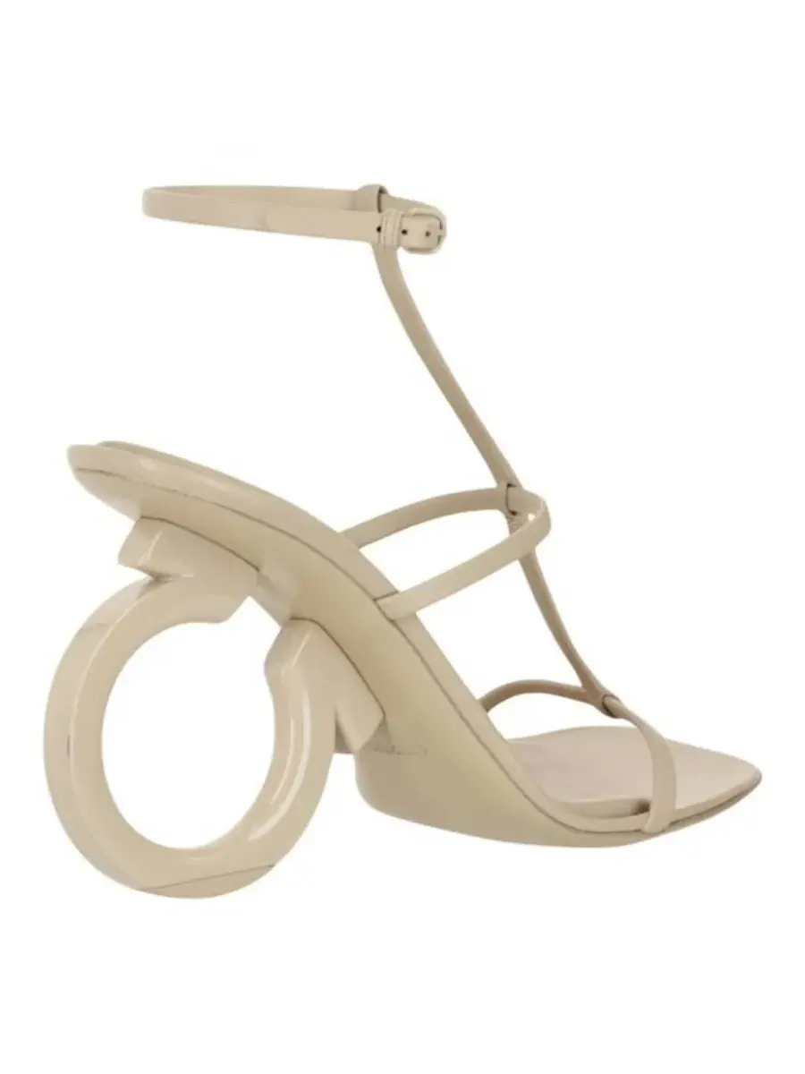 Босоножки Ferragamo Elina T-Strap с пряжкой Gancini — изображение 3 из 3, кость