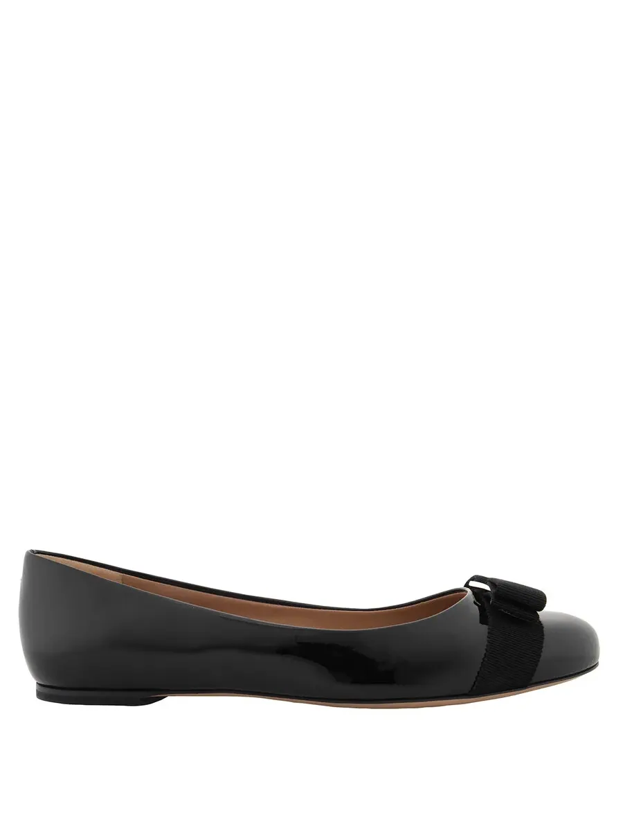 Женские балетки Ferragamo Vara Bow из черной лакированной кожи — изображение 1 из 4, черный