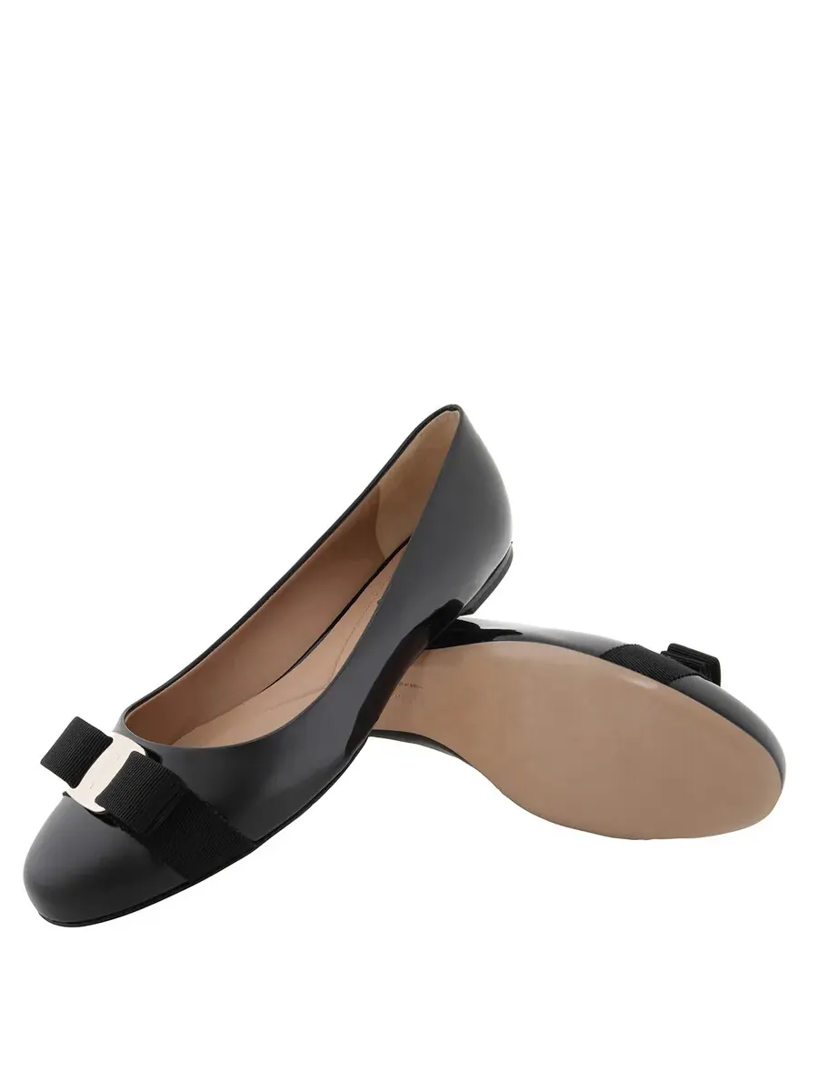 Женские балетки Ferragamo Vara Bow из черной лакированной кожи — изображение 2 из 4, черный