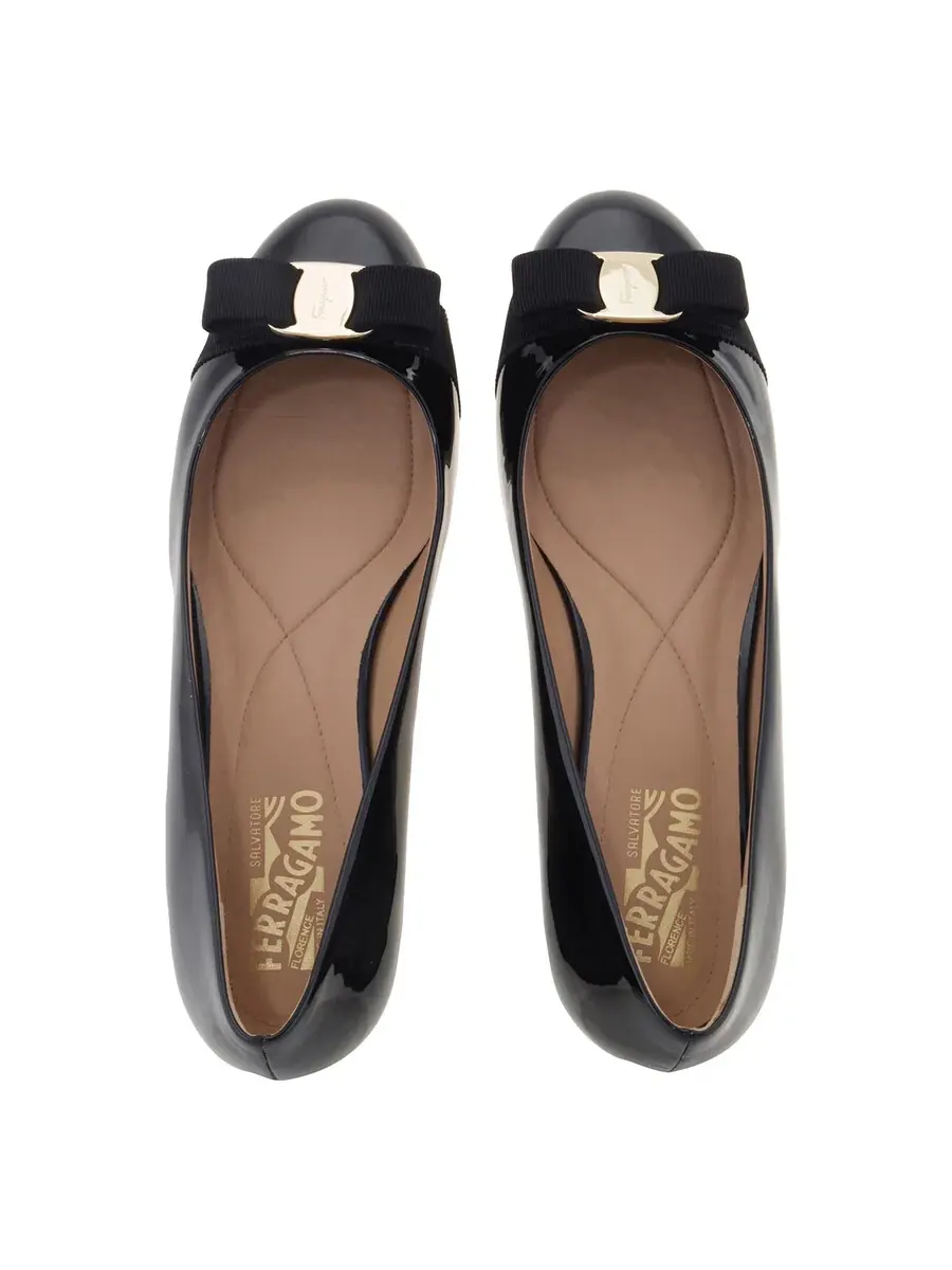 Женские балетки Ferragamo Vara Bow из черной лакированной кожи — изображение 3 из 4, черный