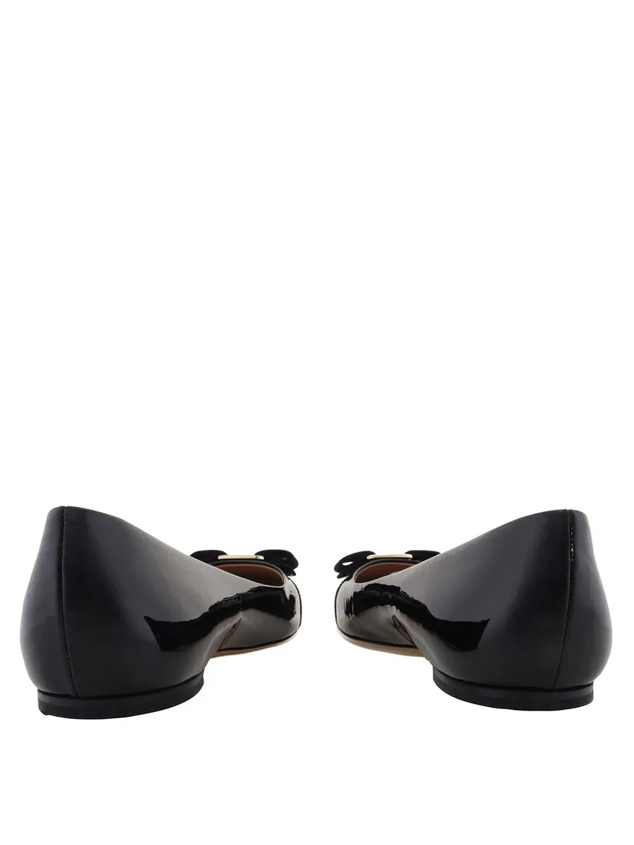 Женские балетки Ferragamo Vara Bow из черной лакированной кожи — изображение 4 из 4, черный