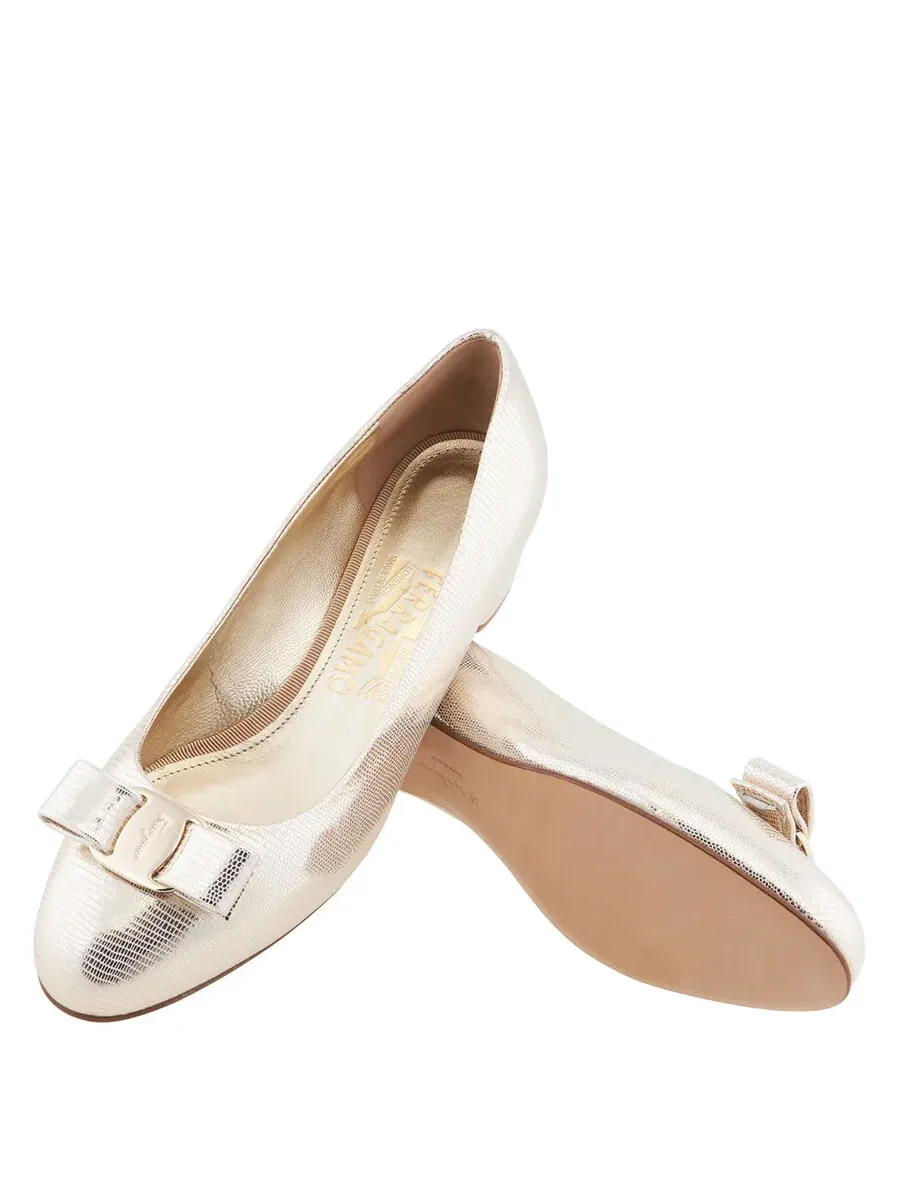 Женские туфли Ferragamo Vara Bow с металлическим эффектом — изображение 2 из 3, золото