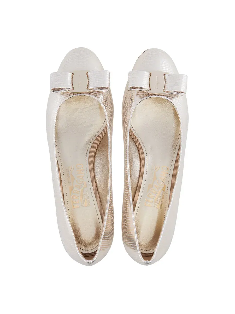 Женские туфли Ferragamo Vara Bow с металлическим эффектом — изображение 3 из 3, золото