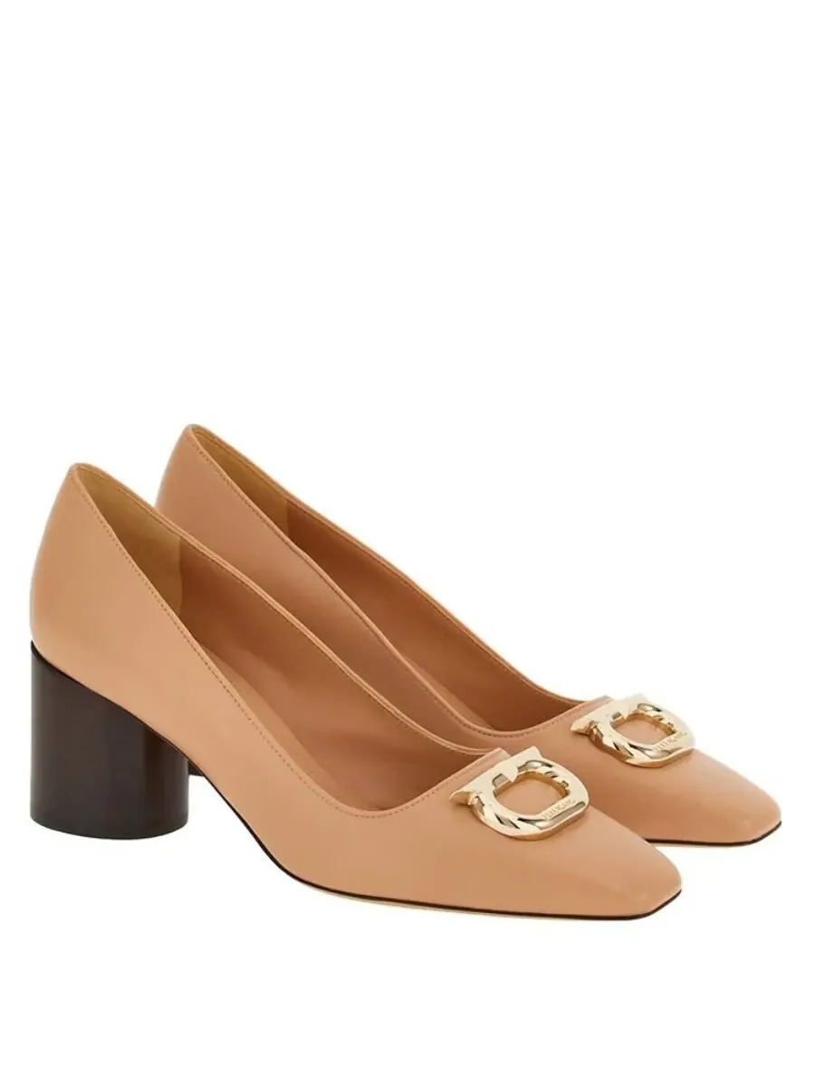 Кожаные туфли-лодочки Ferragamo с декором Gancini — изображение 1 из 1, бежевый