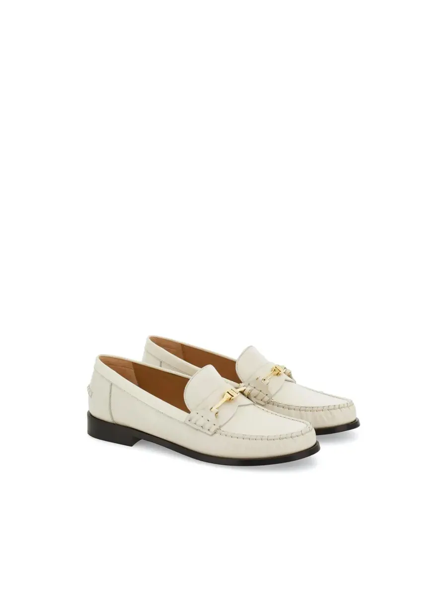 Лоферы Ferragamo New Vara с цепочкой — изображение 2 из 3, белый