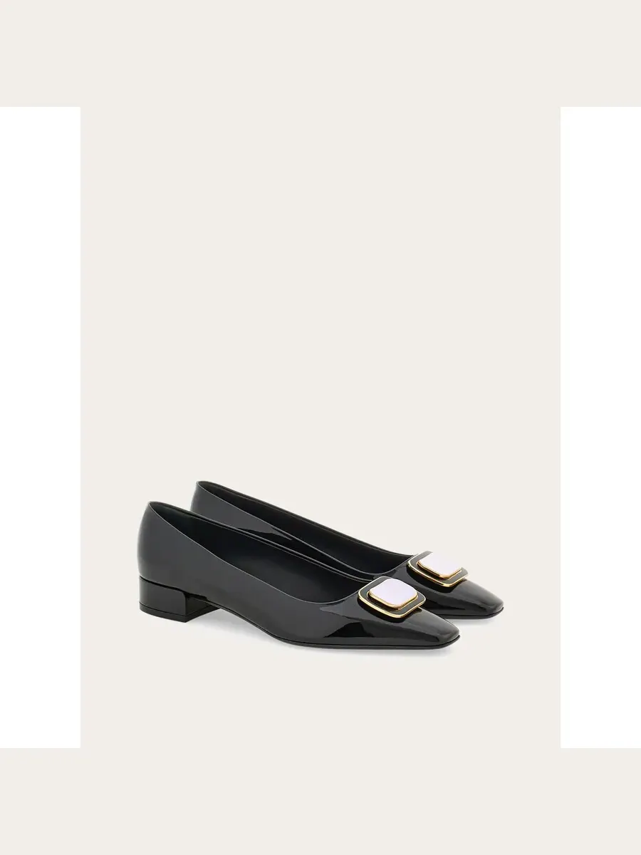 Лакированные туфли-лодочки Ferragamo New Vara с пряжкой — изображение 2 из 4, черный