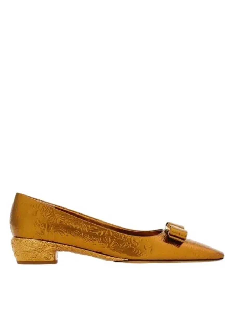 Туфли Ferragamo Riace Laminated Vara Pumps