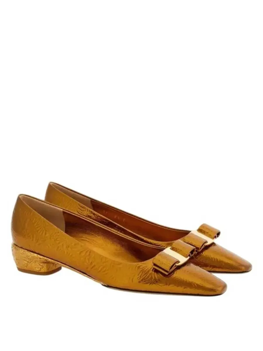 Туфли Ferragamo Riace Laminated Vara Pumps — изображение 2 из 3, золото