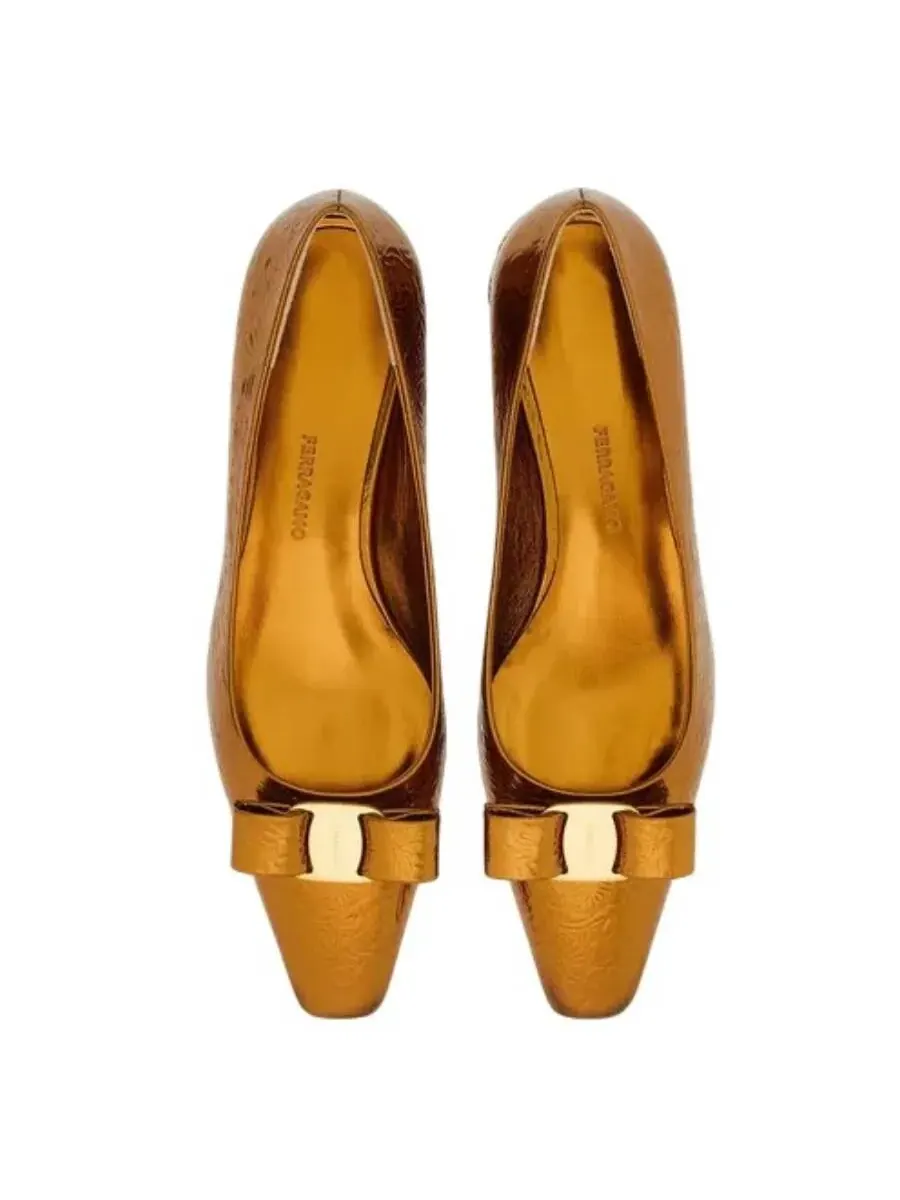 Туфли Ferragamo Riace Laminated Vara Pumps — изображение 3 из 3, золото