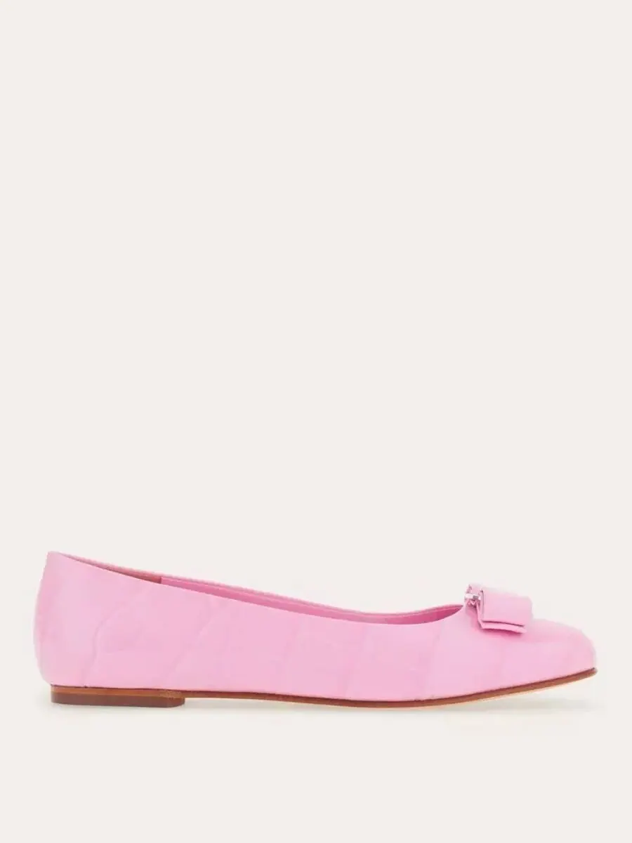 Балетки Ferragamo Varina Croco с бантом, цвет Bubble Gum, сиреневый
