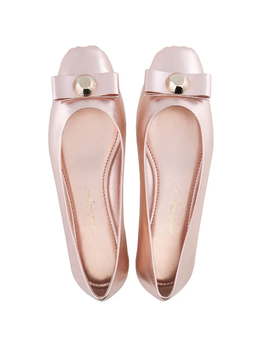 Женские балетки Ferragamo Vara Bowl из металлизированной кожи — изображение 3 из 3, розовый