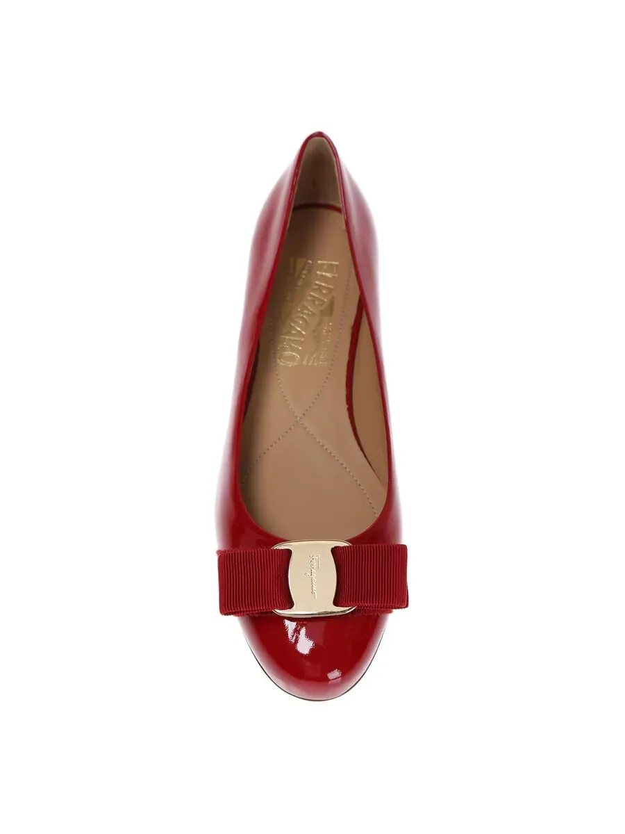 Балетки Salvatore Ferragamo Varina из красной лакированной кожи — изображение 2 из 3, красный