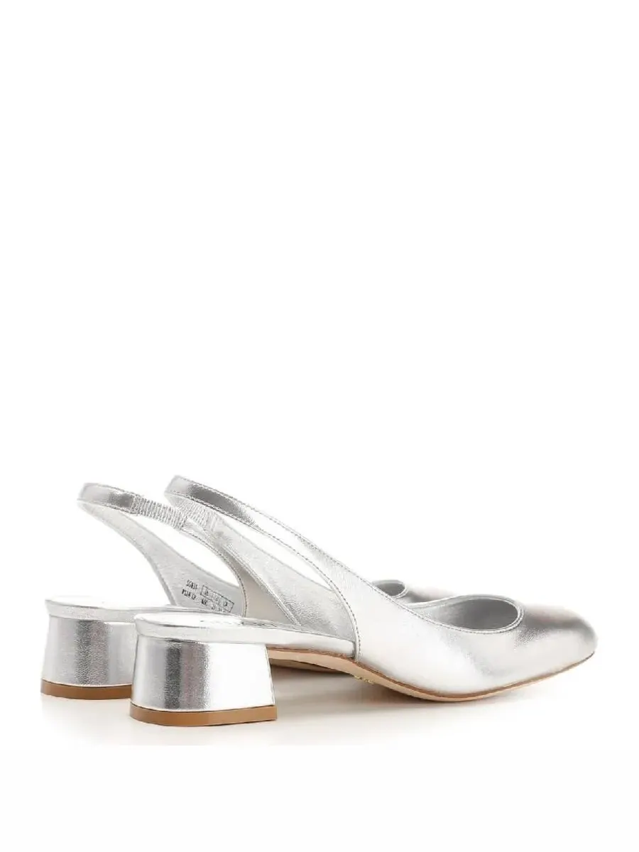 Туфли-лодочки Stuart Weitzman Vivienne 35 с ремешком на пятке — изображение 4 из 4, серебряный