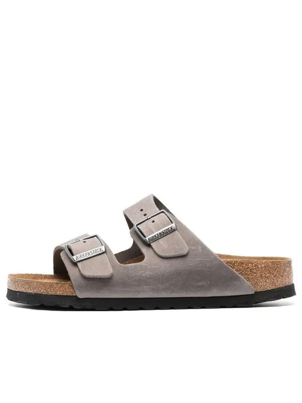 Тапочки arizona soft footbed oiled leather sandals 'iron' Birkenstock — изображение 1 из 4, серый